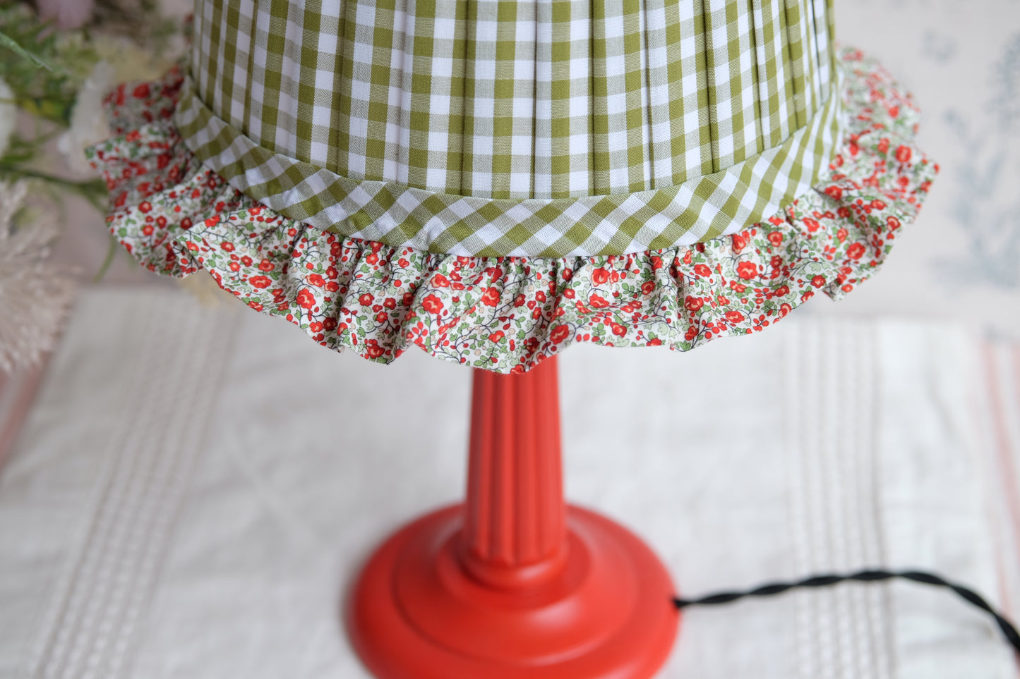 Lamparita con tulipa plisada de vichy verde oliva y volante rojo