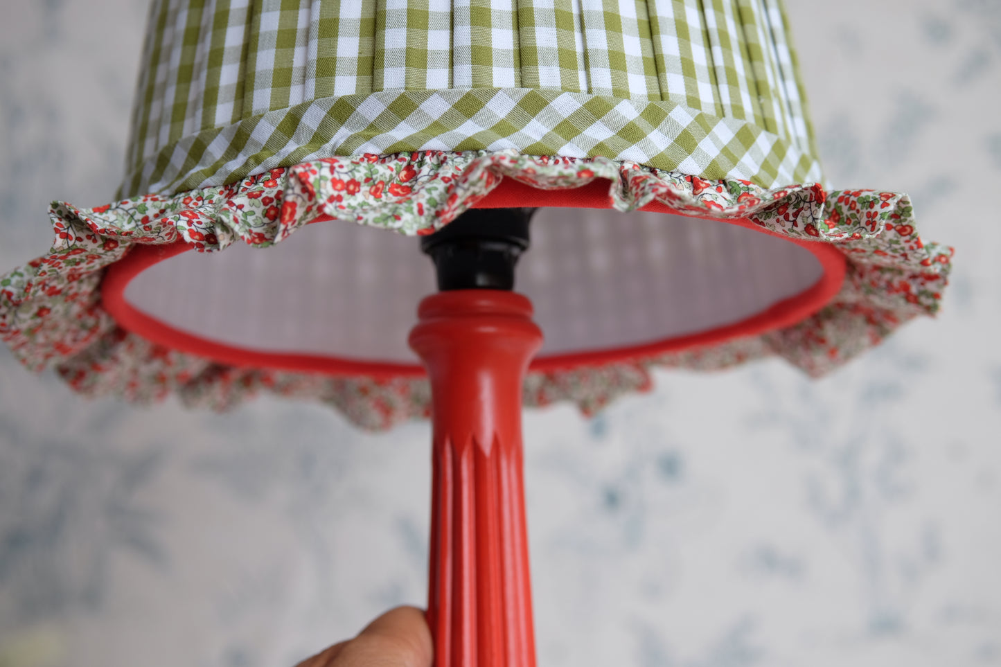 Lamparita con tulipa plisada de vichy verde oliva y volante rojo