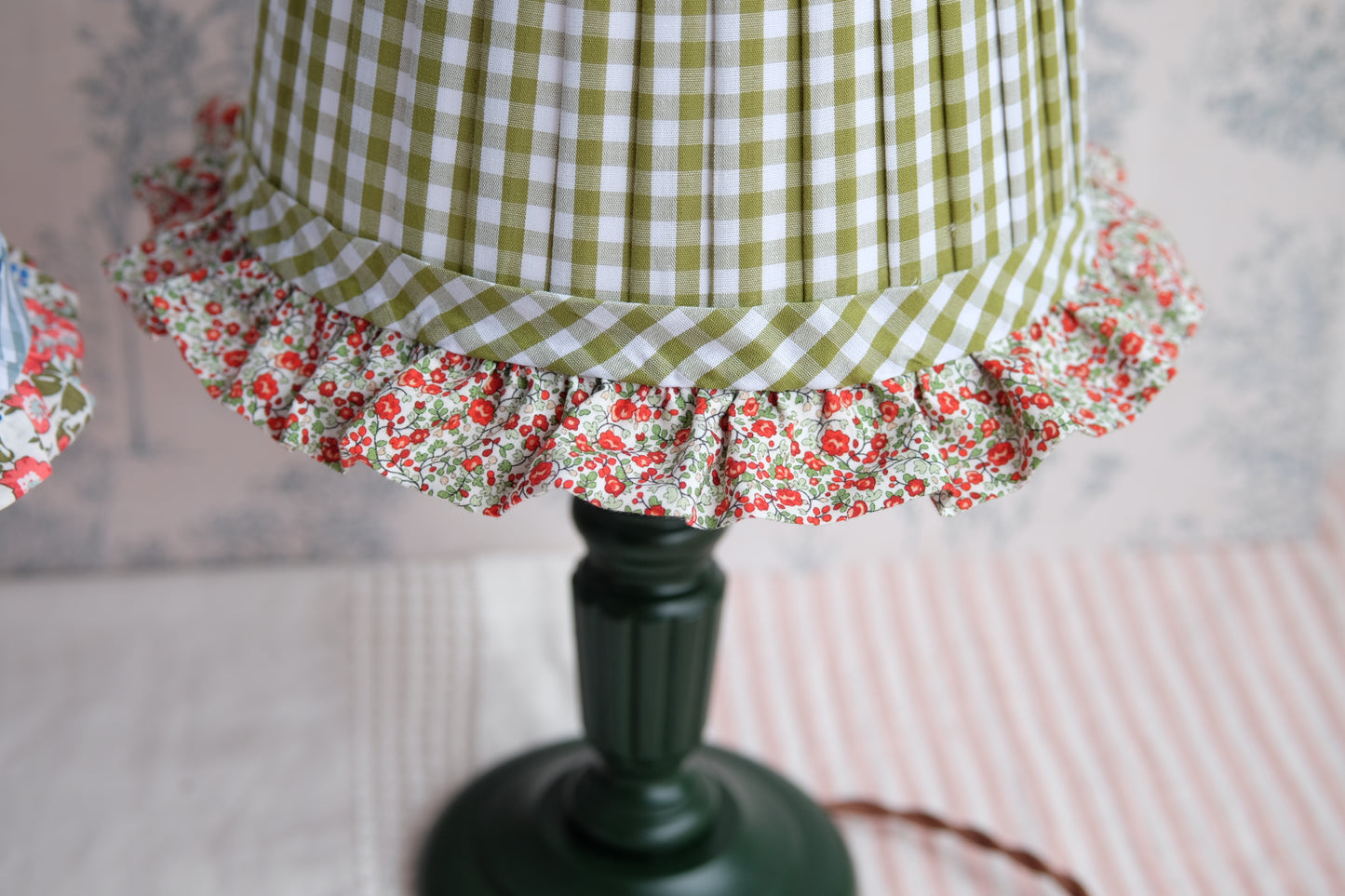 Lamparita con tulipa plisada de vichy verde oliva y volante rojo
