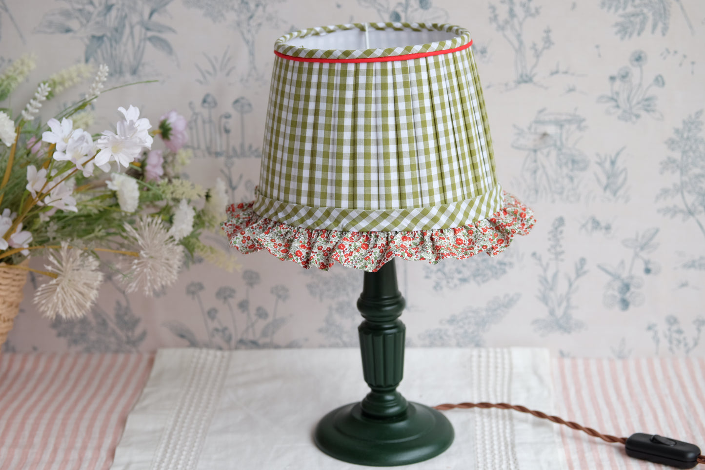Lamparita con tulipa plisada de vichy verde oliva y volante rojo