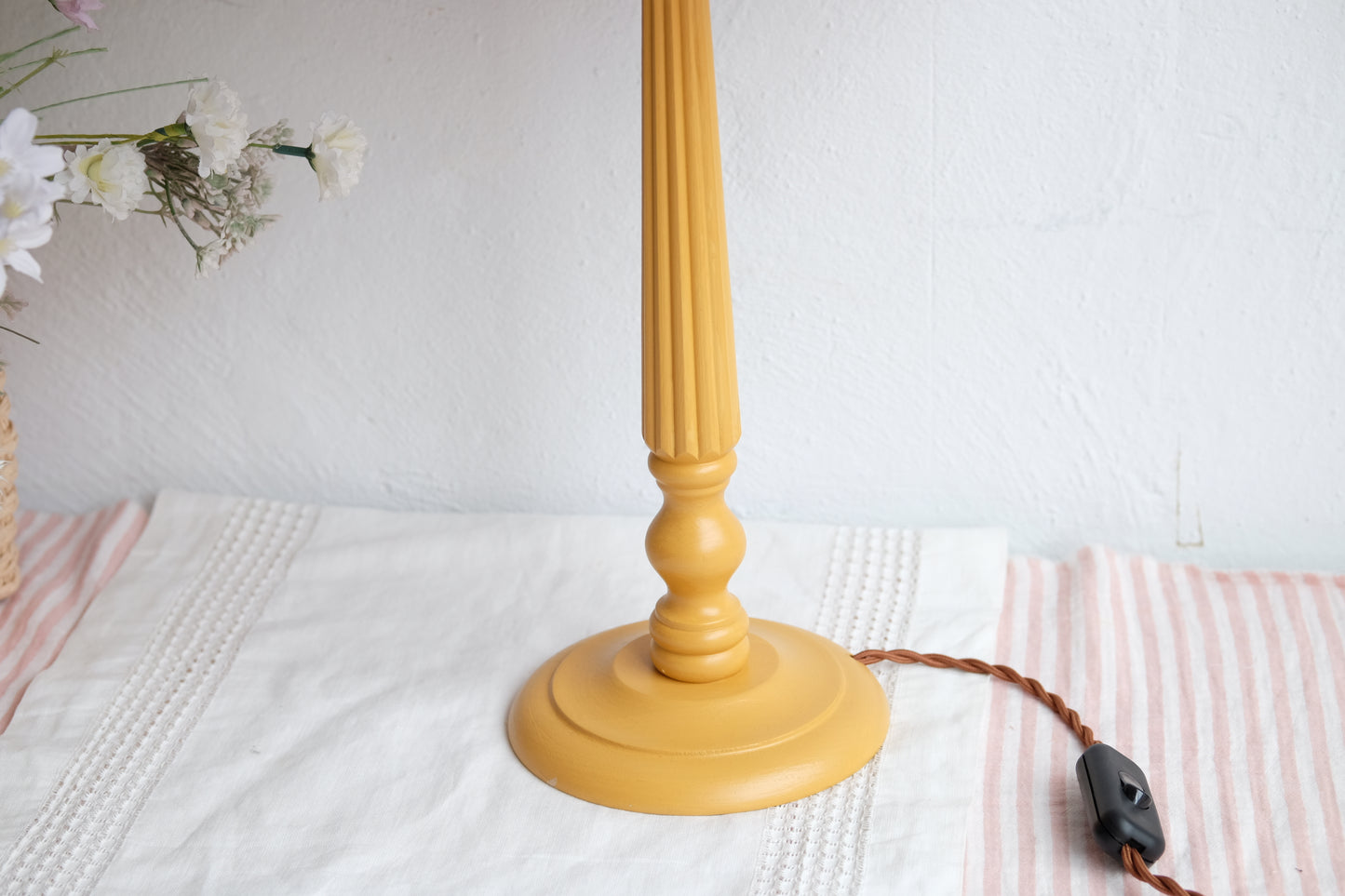 Lámpara amarilla con tulipa de tablas de vichy