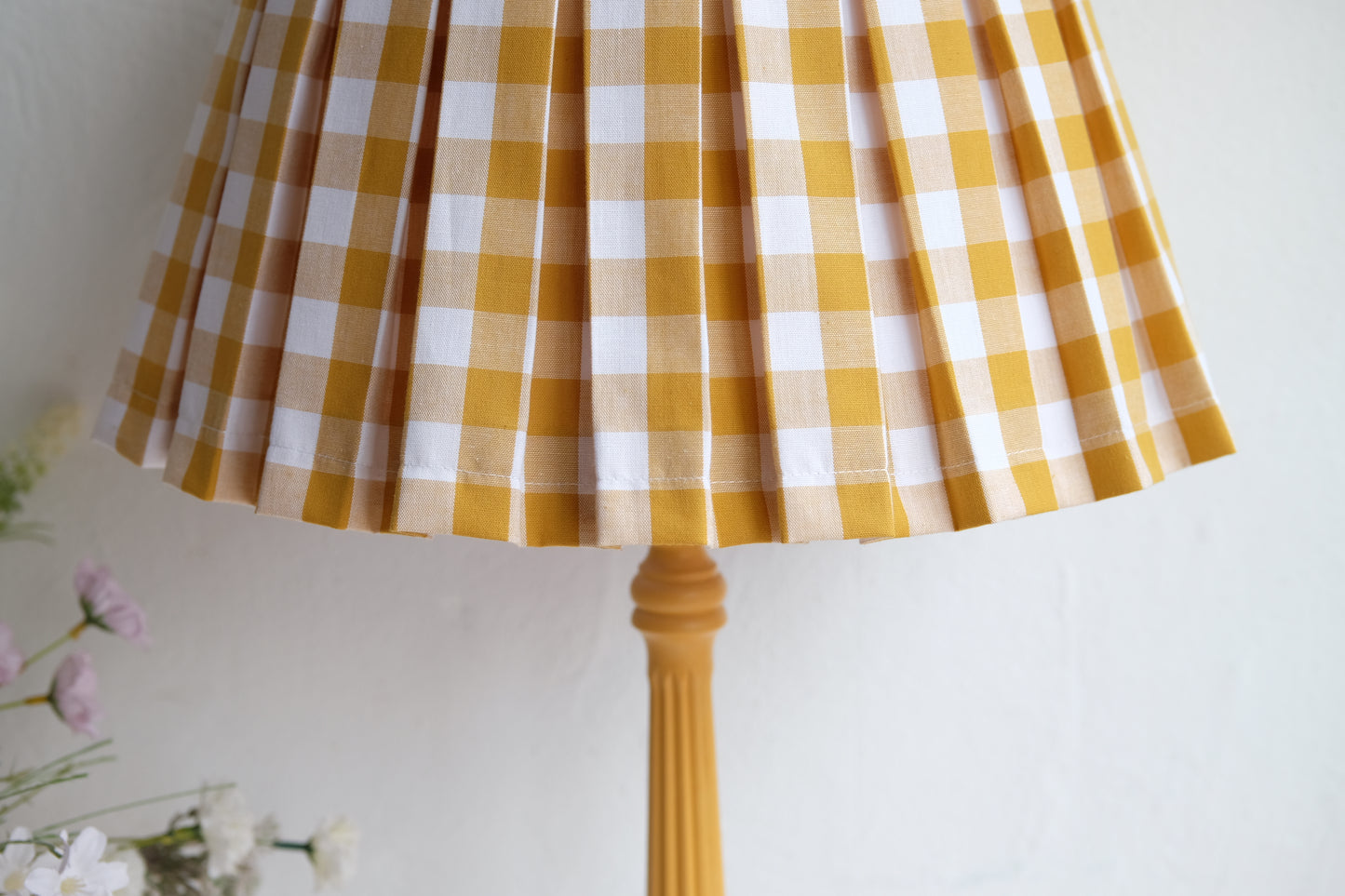 Lámpara amarilla con tulipa de tablas de vichy