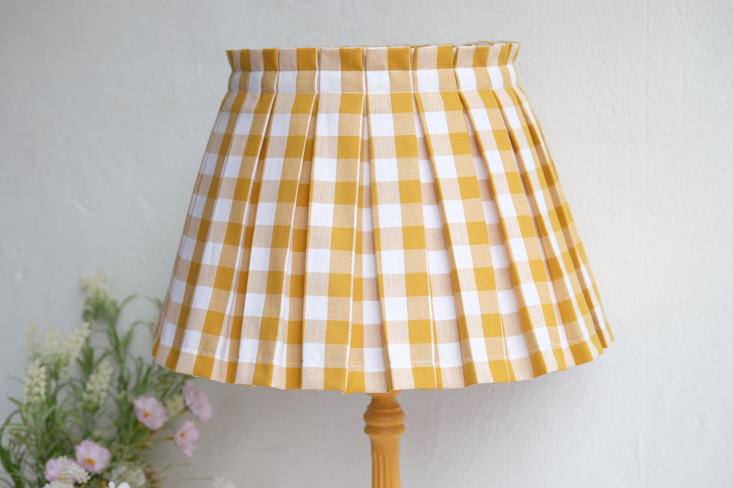 Lámpara amarilla con tulipa de tablas de vichy