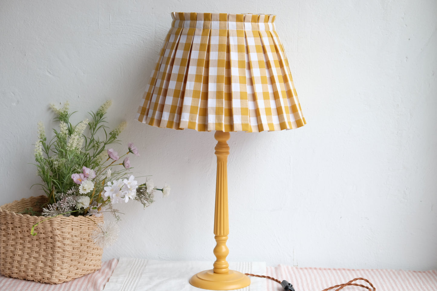 Lámpara amarilla con tulipa de tablas de vichy