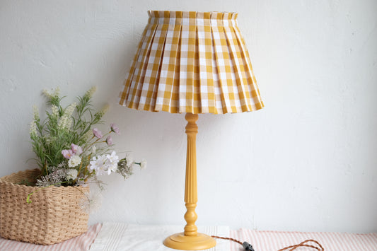 Lámpara amarilla con tulipa de tablas de vichy