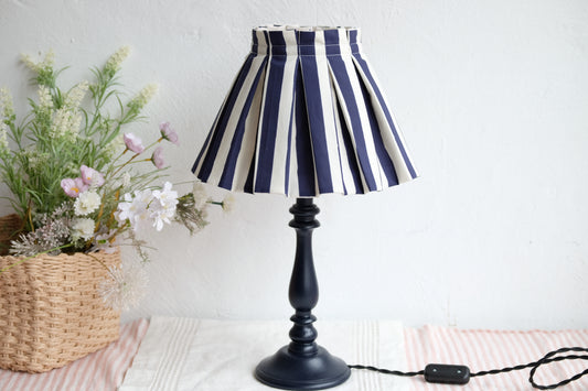 Lámpara azul marino con tulipa de rayas azules