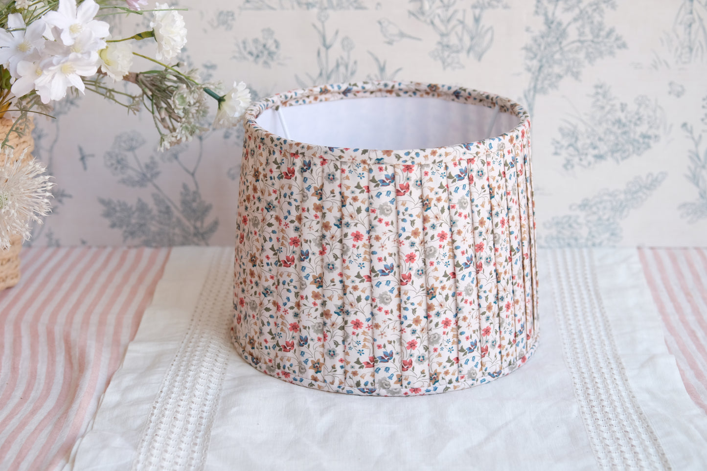 Tulipa plisada beige con estampado de pequeñas florecitas