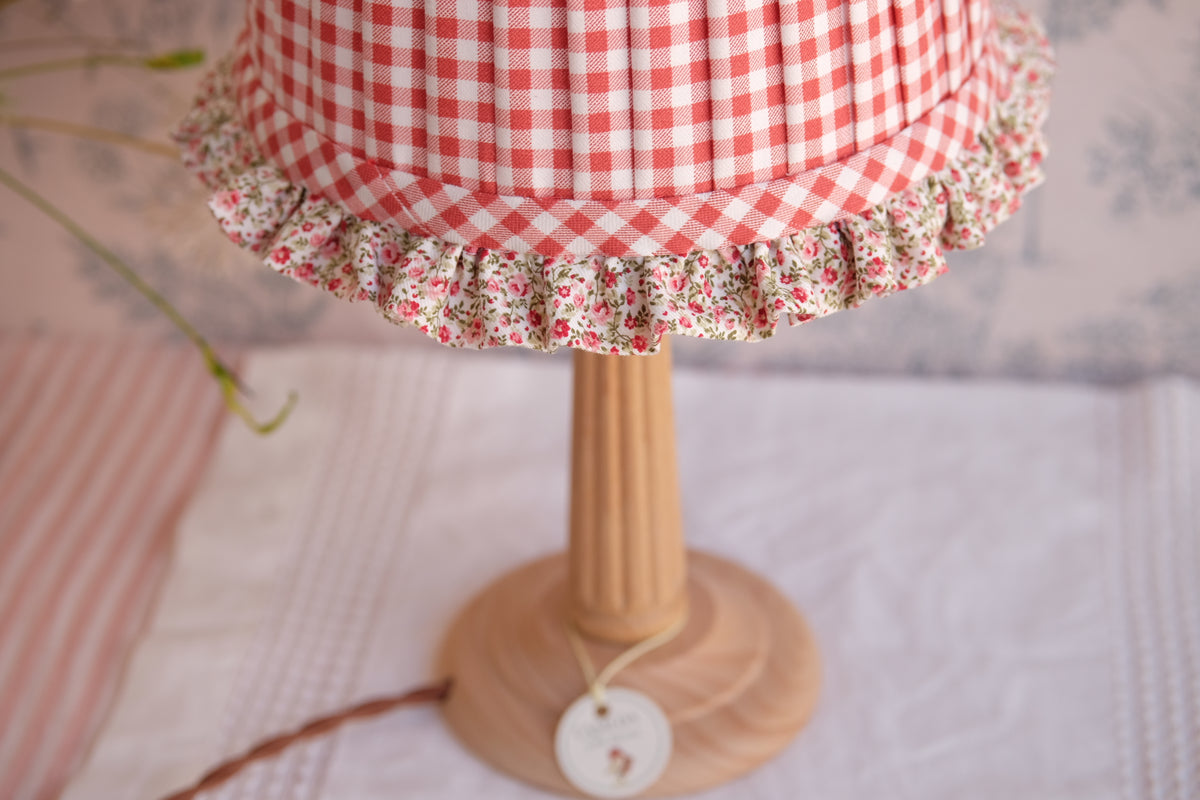 Lamparita con tulipa plisada de vichy rojo suave y volante de florecitas