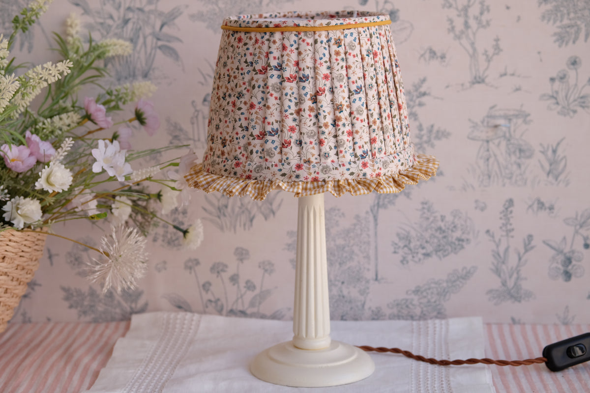 Lamparita con tulipa plisada beige de florecitas y volante mostaza