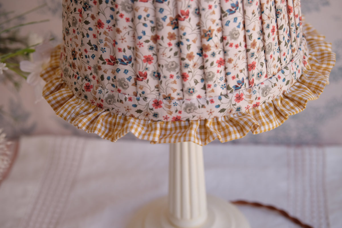 Lamparita con tulipa plisada beige de florecitas y volante mostaza