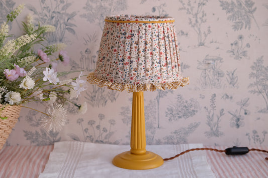 Lamparita con tulipa plisada beige de florecitas y volante mostaza