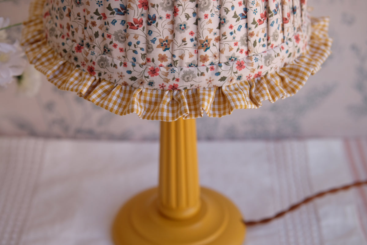 Lamparita con tulipa plisada beige de florecitas y volante mostaza