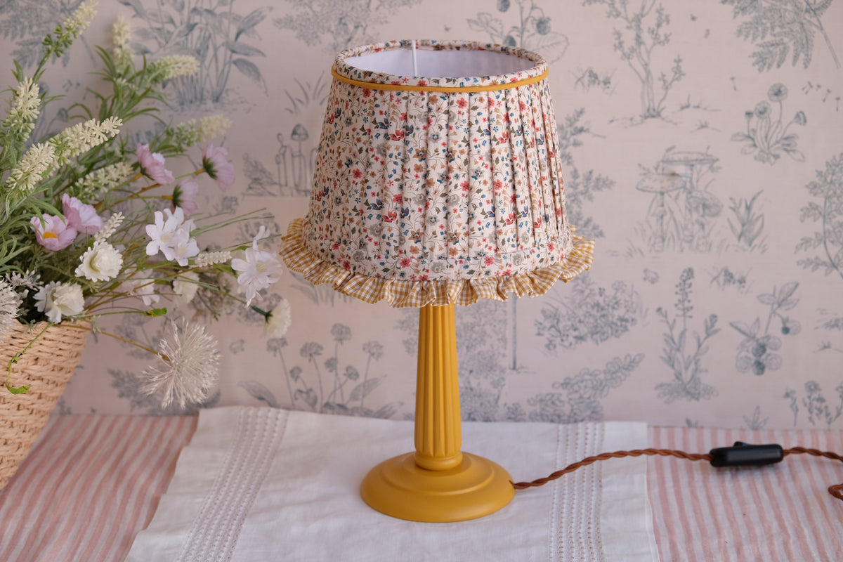 Lamparita con tulipa plisada beige de florecitas y volante mostaza