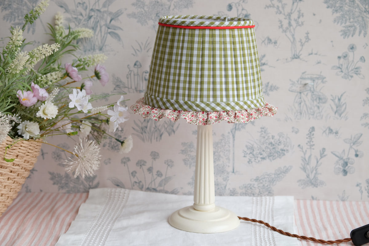 Lamparita con tulipa plisada en vichy verde oliva y volante de florecitas