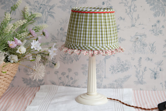 Lamparita con tulipa plisada en vichy verde oliva y volante de florecitas