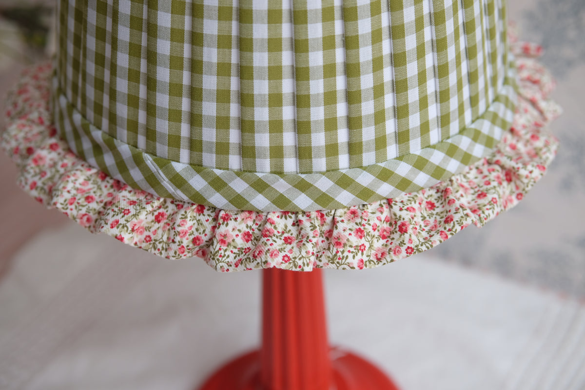 Lamparita con tulipa plisada en vichy verde oliva y volante de florecitas