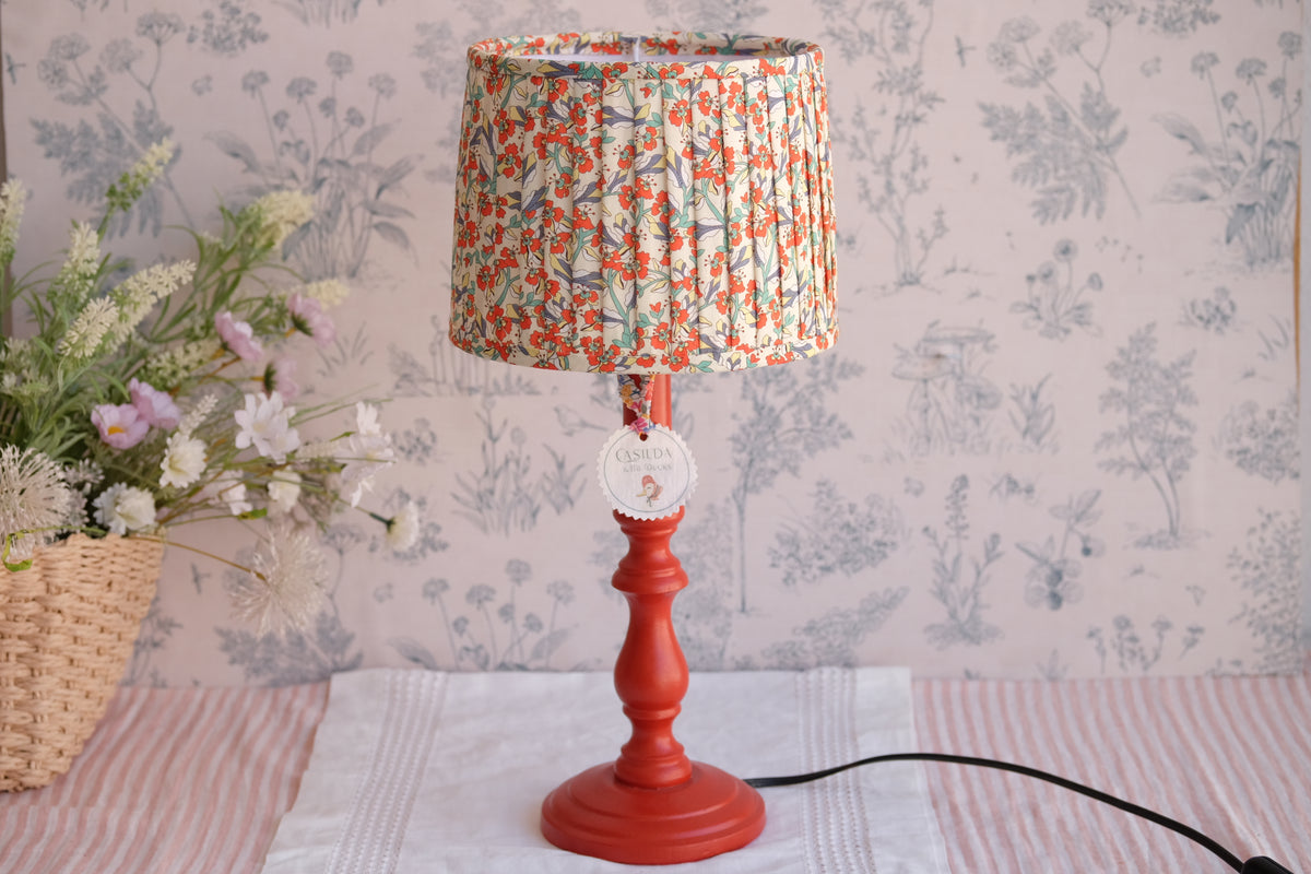 Lámpara roja con tulipa plisada vainilla con flores rojas y azules
