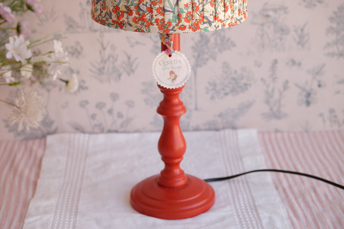 Lámpara roja con tulipa plisada vainilla con flores rojas y azules