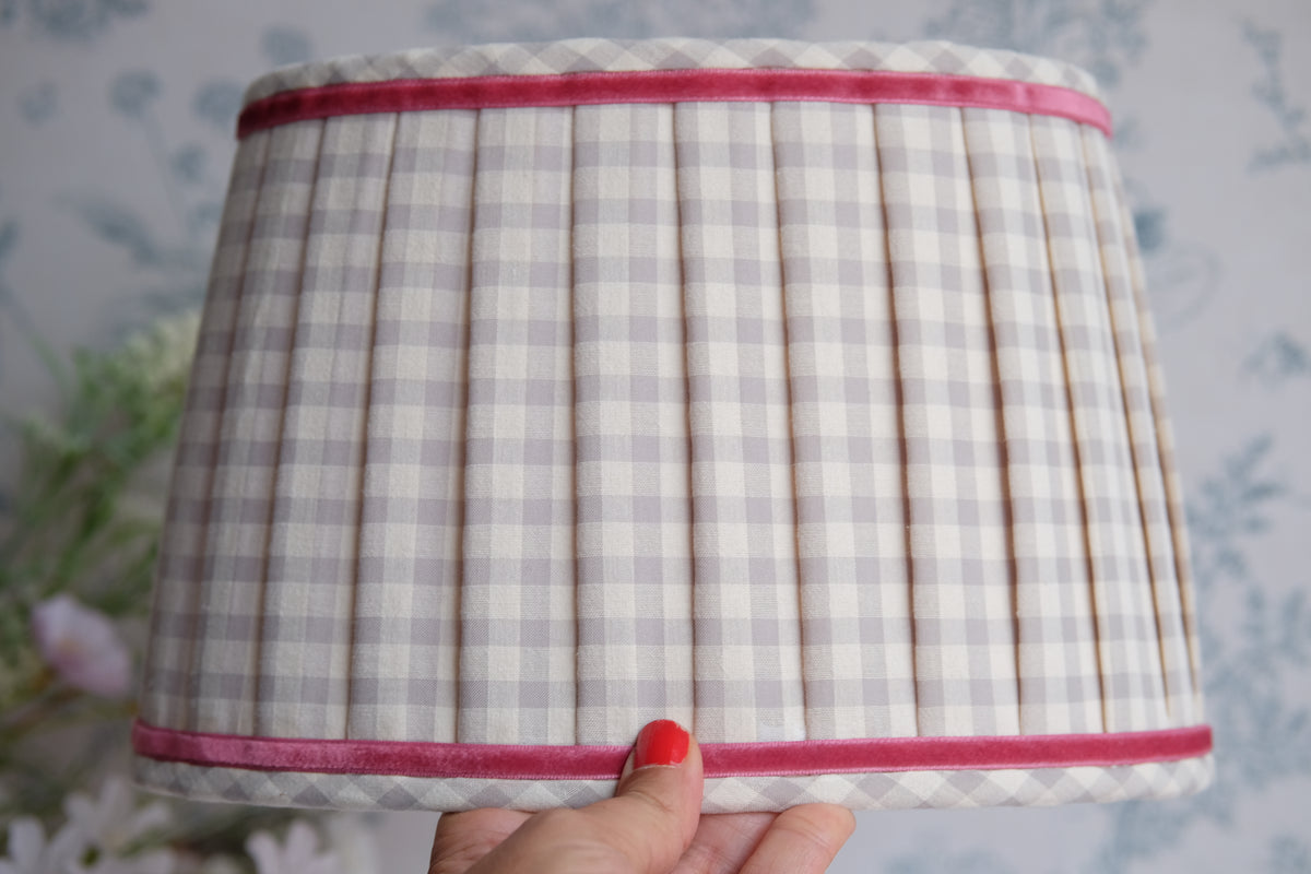Pantalla ovalada vichy gris y vainilla