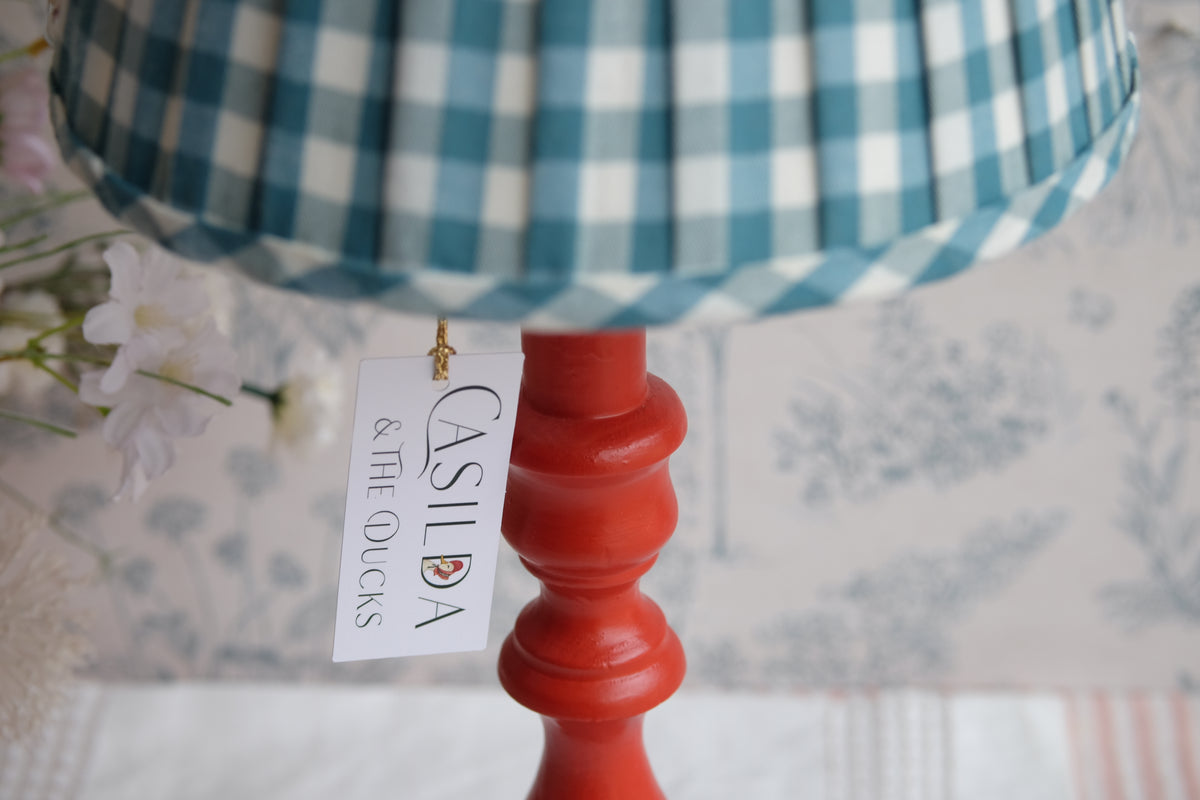 Lámpara roja con pantalla plisada vichy turquesa oscuro
