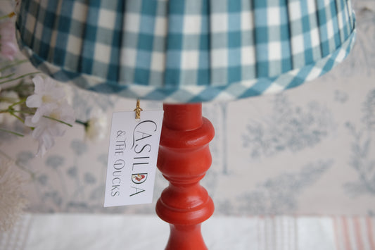Lámpara roja con pantalla plisada vichy turquesa oscuro
