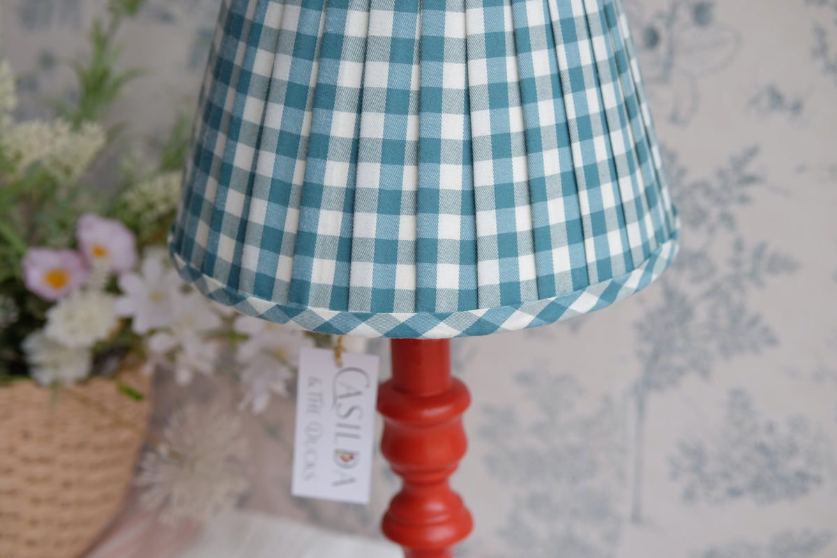Lámpara roja con pantalla plisada vichy turquesa oscuro